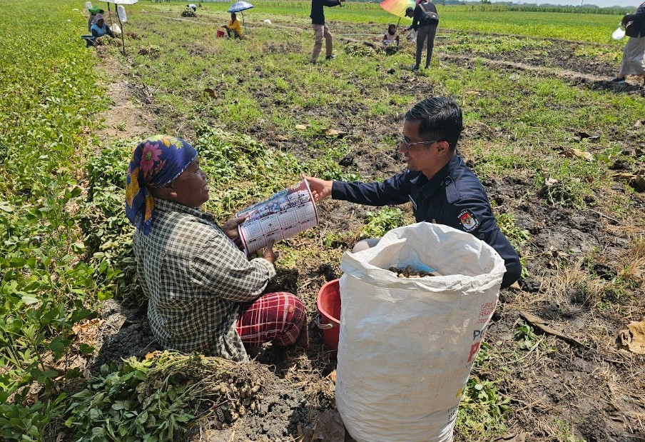 Sektretaris KPU Ngawi Budi Rahayu menyapa warga